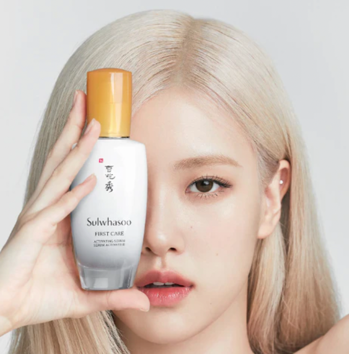 Koreanische Hautpflegeroutine mit Tuchmaske und Gesichtsspray – K-Beauty mit natürlichen Inhaltsstoffen wie Kräutern und Reiswasser, inspiriert von traditioneller und moderner Wissenschaft.